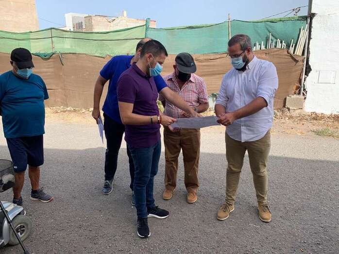 Héctor Suárez y Jonay López, con los vecinos de Pedro de Pazo/TA.